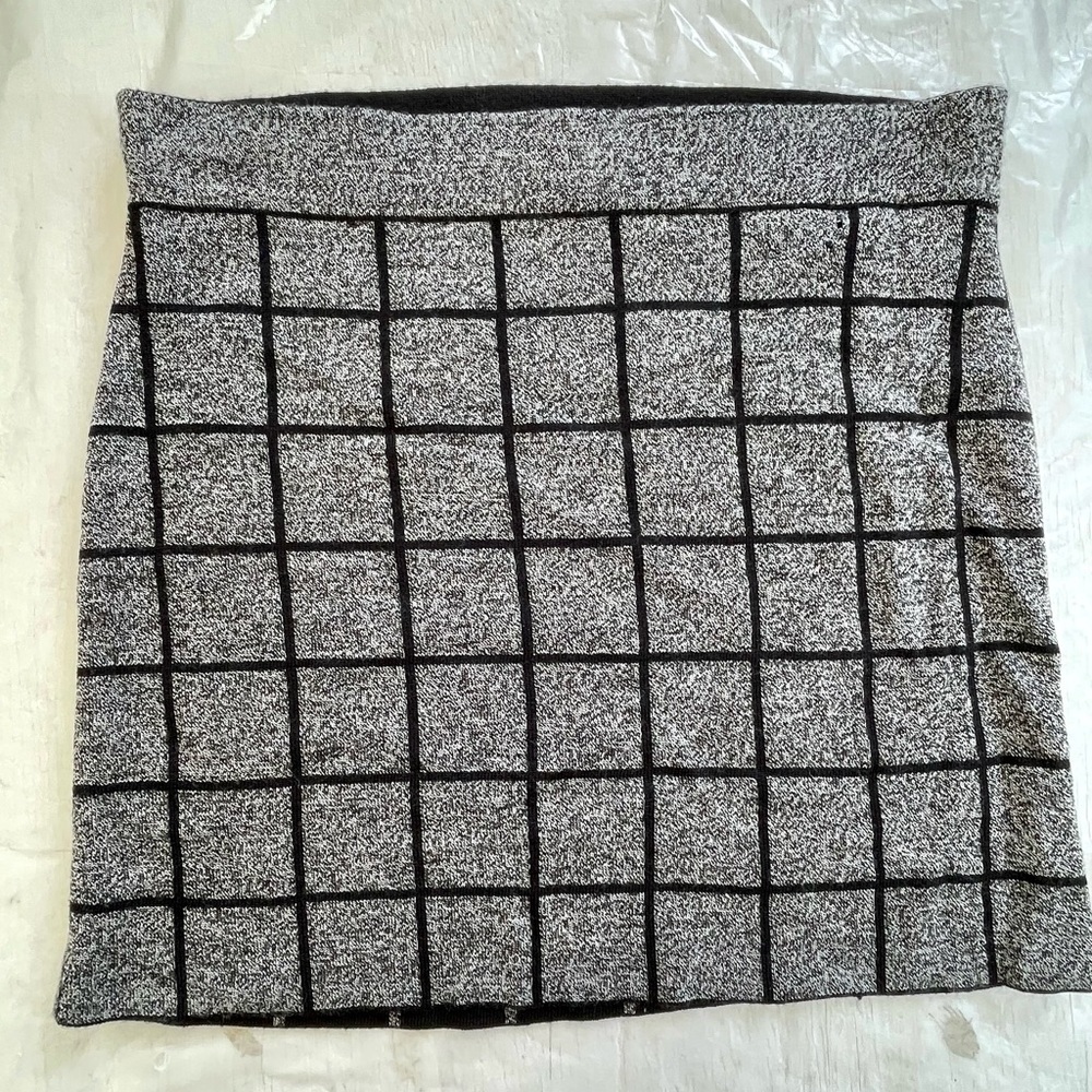 Smartwool black and gray reversible mini skirt. Medium